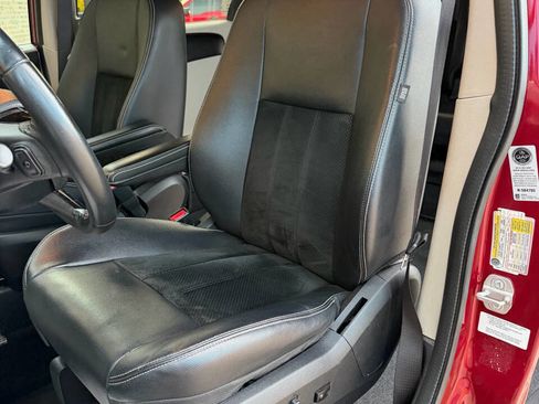 Used 2014 Dodge Grand Caravan SXT image 32