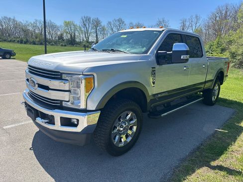 Used 2017 Ford F250 4x4 Crew Cab Super Duty image 2