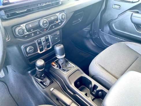 Used 2025 Jeep Gladiator Nighthawk image 36