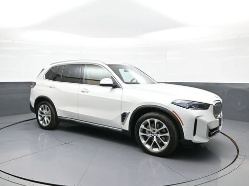 Used 2024 BMW X5 xDrive40i w/ Premium Package AWD/4WD image 4
