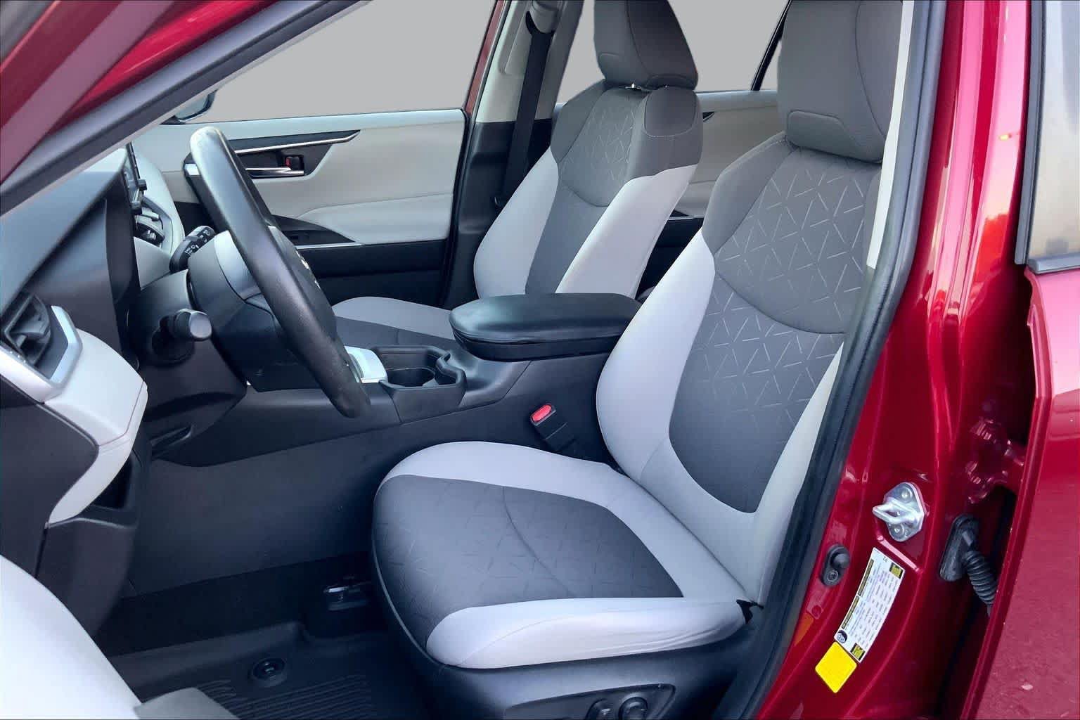 Used 2021 Toyota RAV4 XLE FWD image 7