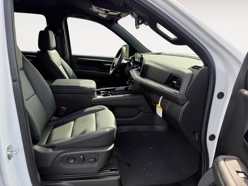 New 2026 Chevrolet Suburban LT image 17