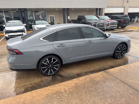 Used 2025 Honda Accord Touring image 9
