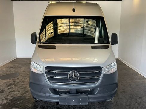 Used 2021 Mercedes-Benz Sprinter 2500 image 2