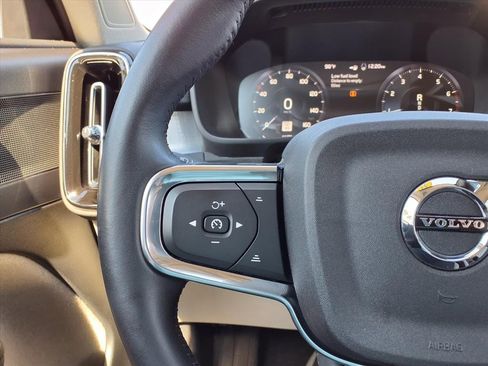 Used 2021 Volvo XC40 T4 Momentum w/ Protection Package Premier image 29