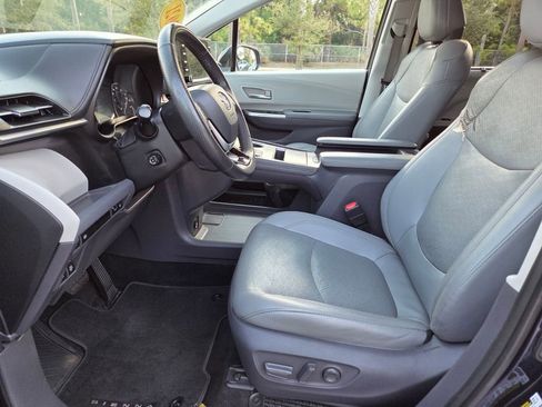 Used 2021 Toyota Sienna Limited image 27