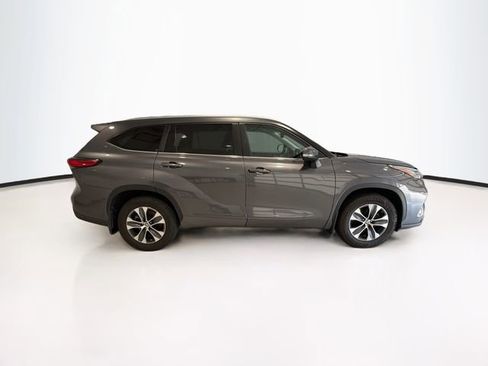Used 2023 Toyota Highlander XLE AWD/4WD image 8