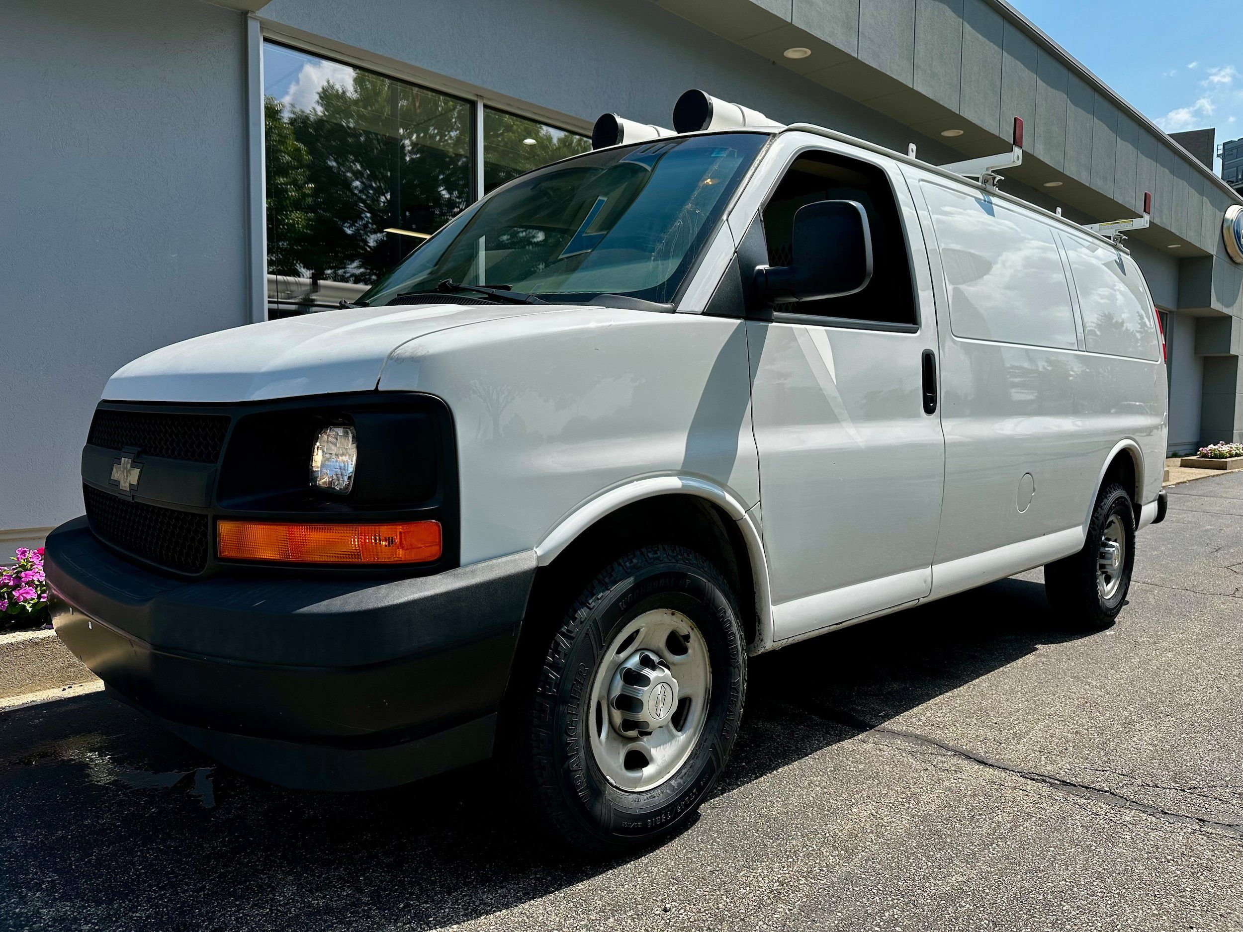 Used 2017 Chevrolet Express 2500 RWD image 1