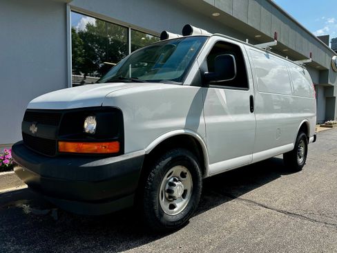 Used 2017 Chevrolet Express 2500 RWD image 1