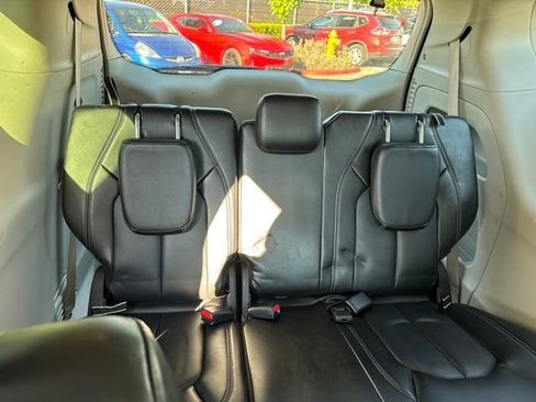 Used 2024 Chrysler Pacifica Touring-L FWD image 12