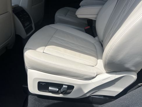 Used 2022 BMW X7 xDrive40i w/ M Sport Package AWD/4WD image 33