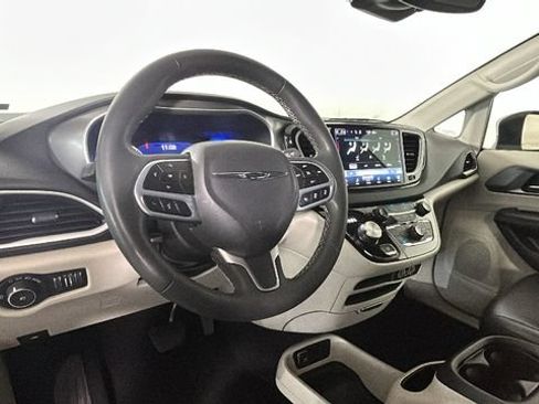 Used 2023 Chrysler Pacifica Touring-L FWD image 13