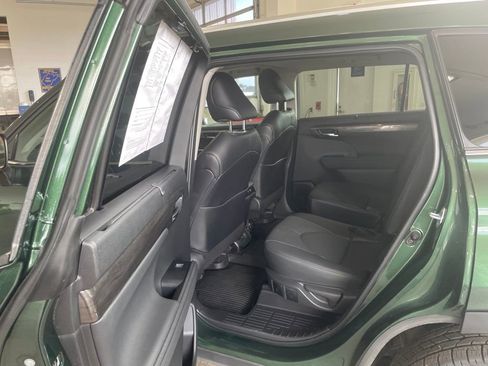 Used 2024 Toyota Highlander Limited AWD/4WD image 13
