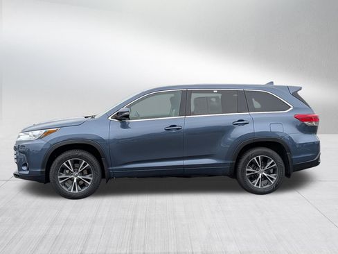 Used 2017 Toyota Highlander Plus AWD/4WD image 4