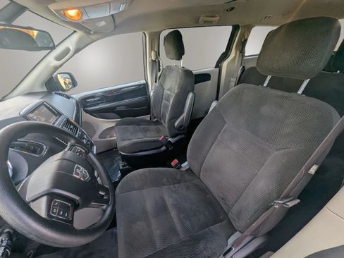 Used 2019 Dodge Grand Caravan SE w/ UConnect Hands-Free Group FWD image 7