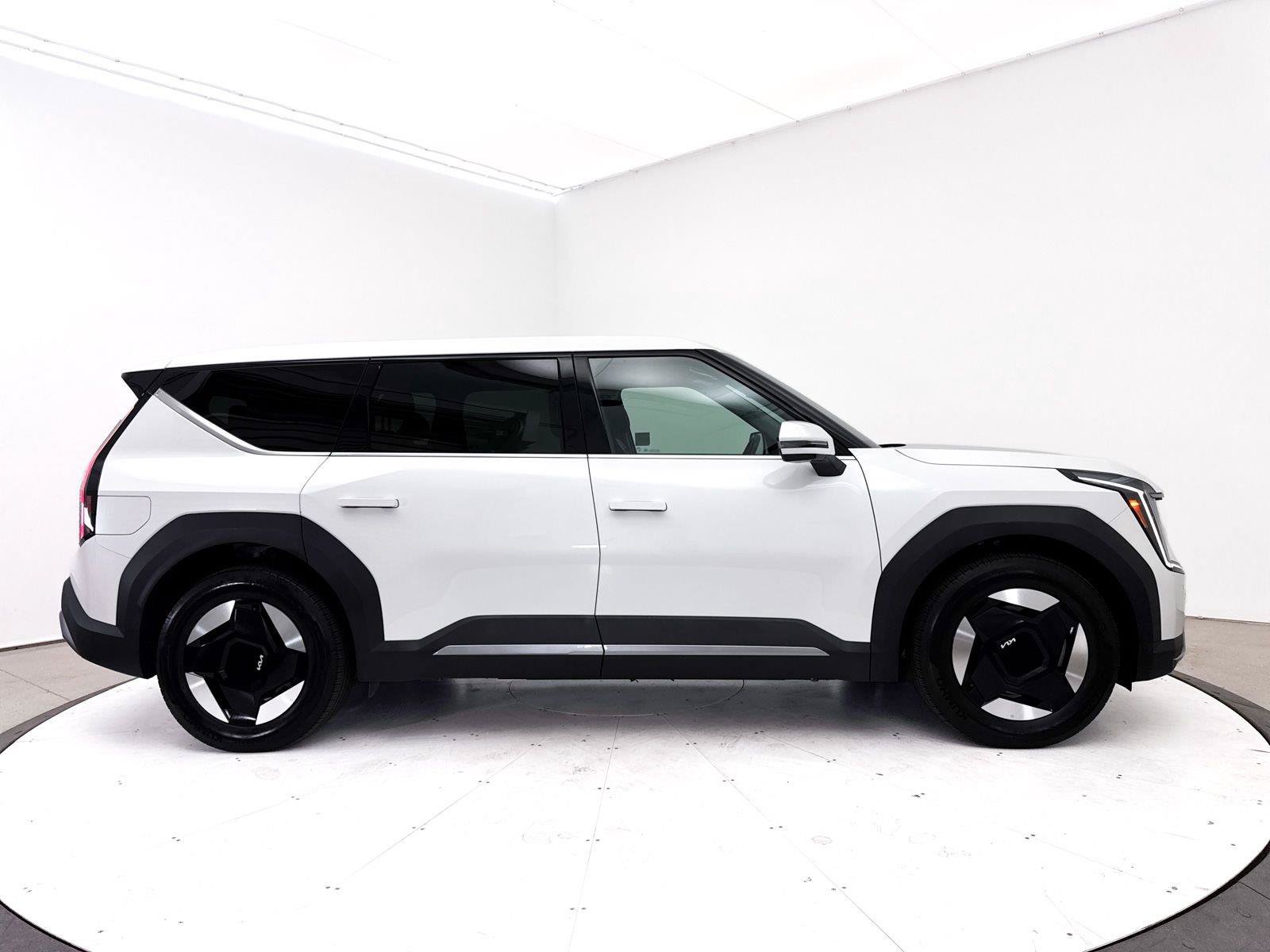 Used 2024 Kia EV9 Light Long Range RWD image 40