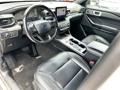 Used 2020 Ford Explorer XLT w/ Equipment Group 202A AWD/4WD image 18