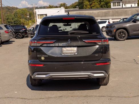 Used 2025 Mitsubishi Outlander SE image 6