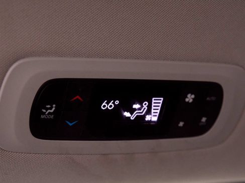 Used 2024 Chrysler Pacifica Touring-L FWD image 10