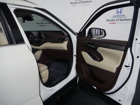 Used 2020 Toyota Highlander Limited AWD/4WD image 7