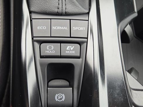 Used 2025 Toyota Camry SE FWD image 9