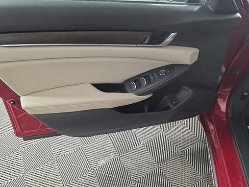 Used 2018 Honda Accord EX image 11