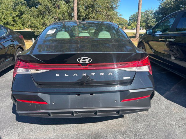 Used 2024 Hyundai Elantra Limited FWD image 5