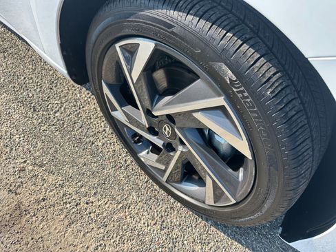 Used 2025 Hyundai Elantra Limited image 32
