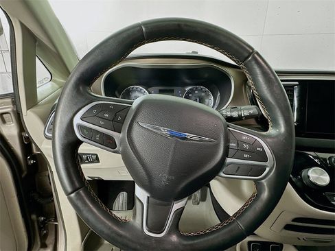 Used 2017 Chrysler Pacifica Touring-L w/ Tire & Wheel Group image 11