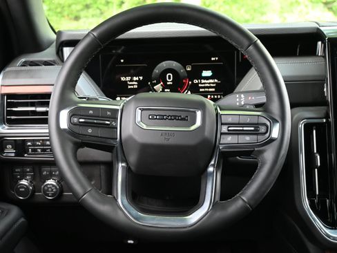 Used 2025 GMC Yukon Denali w/ Sun & Power Step Package AWD/4WD image 19