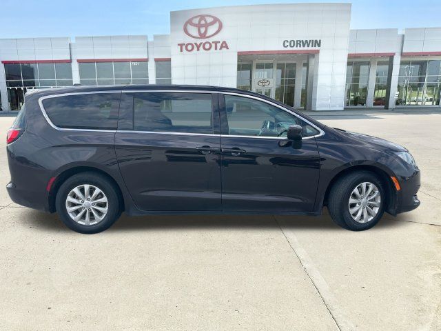 Used 2017 Chrysler Pacifica Touring w/ Tire & Wheel Group FWD image 6