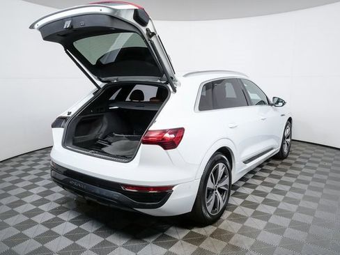 Used 2024 Audi Q8 e-tron Premium Plus image 28