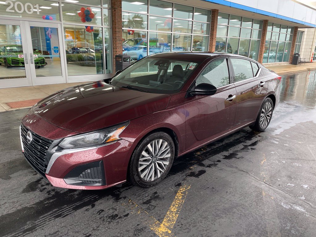 Used 2024 Nissan Altima 2.5 SV FWD image 1
