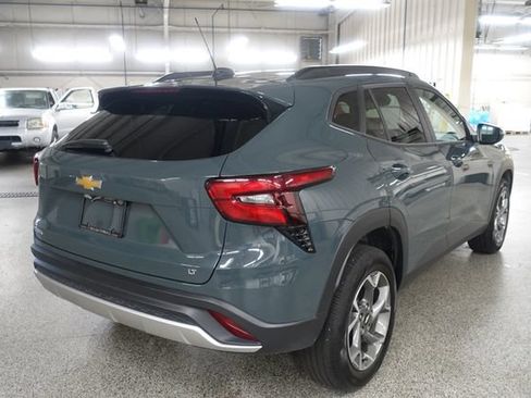 Used 2025 Chevrolet Trax LT FWD image 7