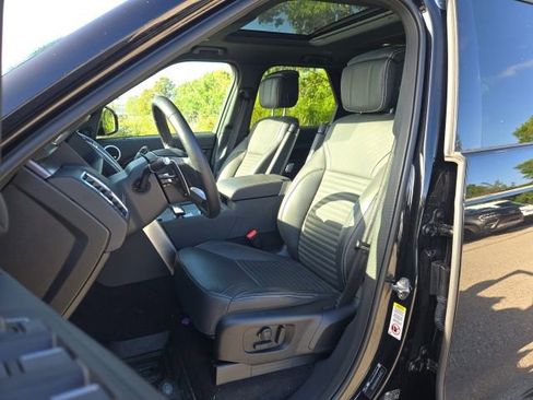 Used 2025 Land Rover Discovery Metropolitan Edition image 15