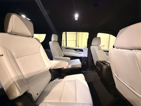 Used 2025 Chevrolet Suburban Premier image 30