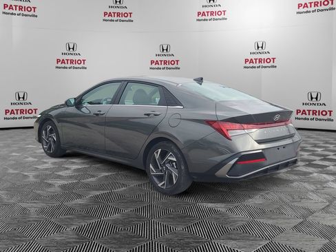 Used 2025 Hyundai Elantra SEL FWD image 3