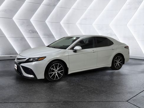 Used 2023 Toyota Camry SE FWD image 3