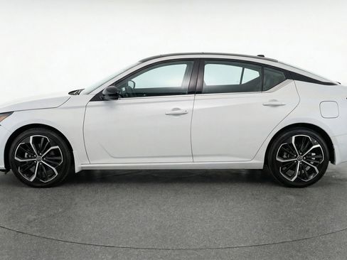Used 2025 Nissan Altima 2.5 SR FWD image 5
