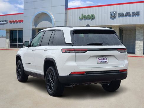New 2025 Jeep Grand Cherokee Altitude image 4