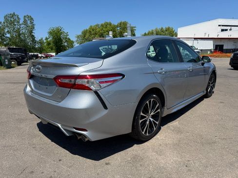 Used 2020 Toyota Camry SE FWD image 5