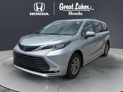 Used 2024 Toyota Sienna XLE w/ XLE Plus Package AWD/4WD image 2