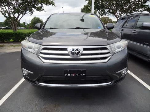 Used 2012 Toyota Highlander 4WD w/ Tech Pkg image 2