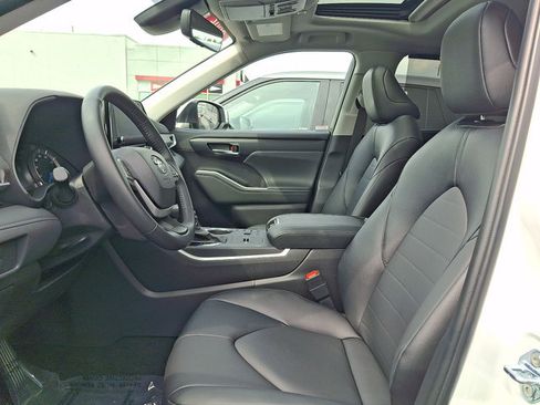 Certified 2026 Toyota Highlander XLE AWD/4WD image 12
