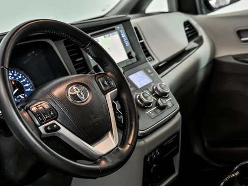 Used 2015 Toyota Sienna XLE Premium image 16