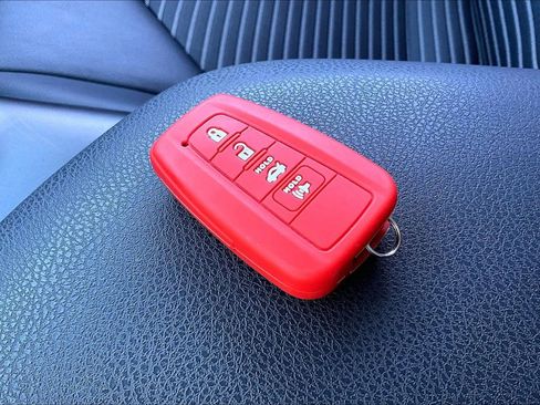 Used 2023 Toyota Camry SE image 10