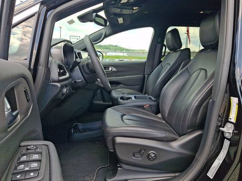 Used 2025 Chrysler Pacifica Select AWD/4WD image 13