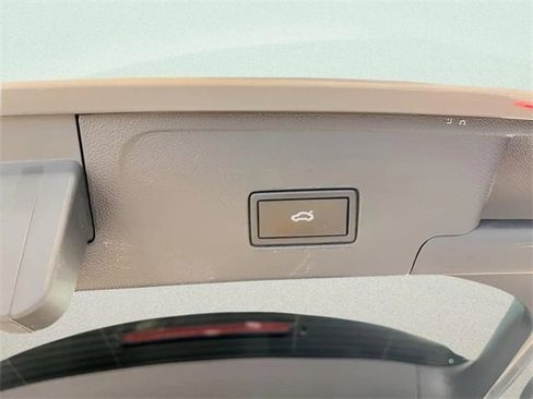 Used 2022 Volkswagen Atlas Cross Sport SEL image 8