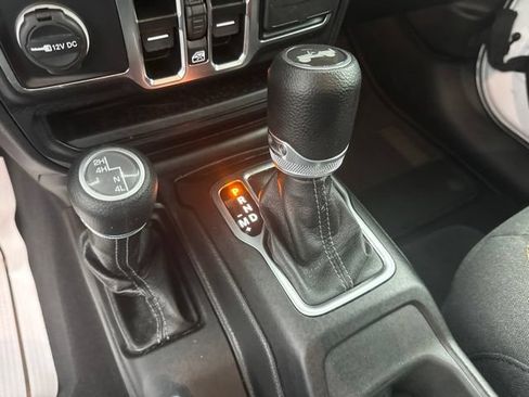Used 2025 Jeep Wrangler Unlimited Sahara AWD/4WD image 17