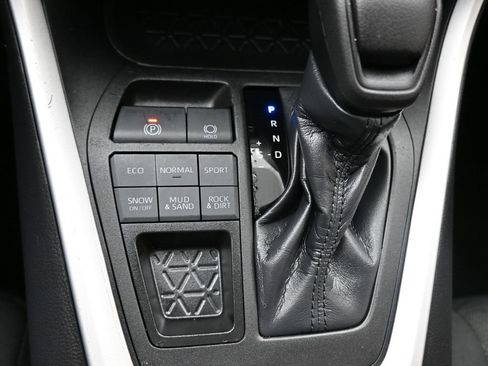 Used 2022 Toyota RAV4 XLE w/ Convenience Package image 19